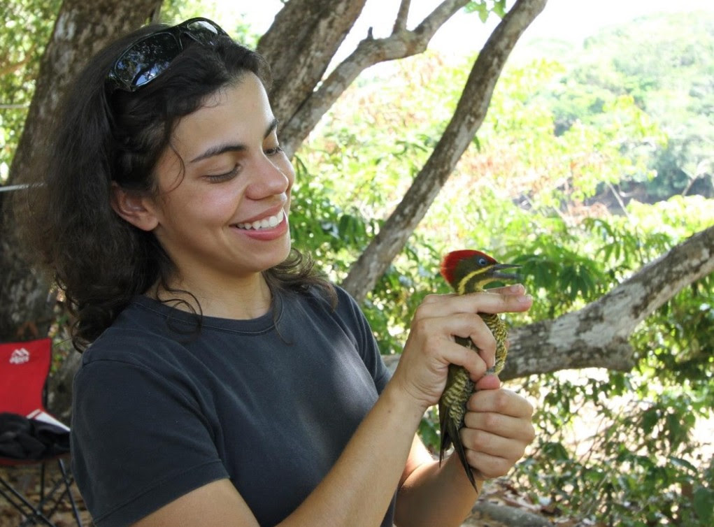 Glaucia Del-Rio holding a bird
