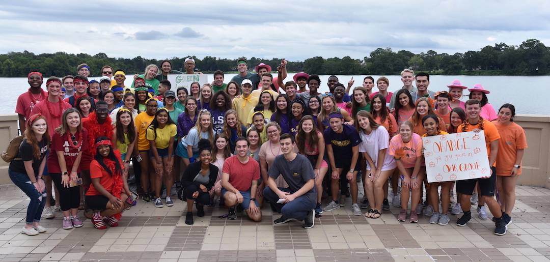 2018 freshman council group photo in front of LSU lakes 