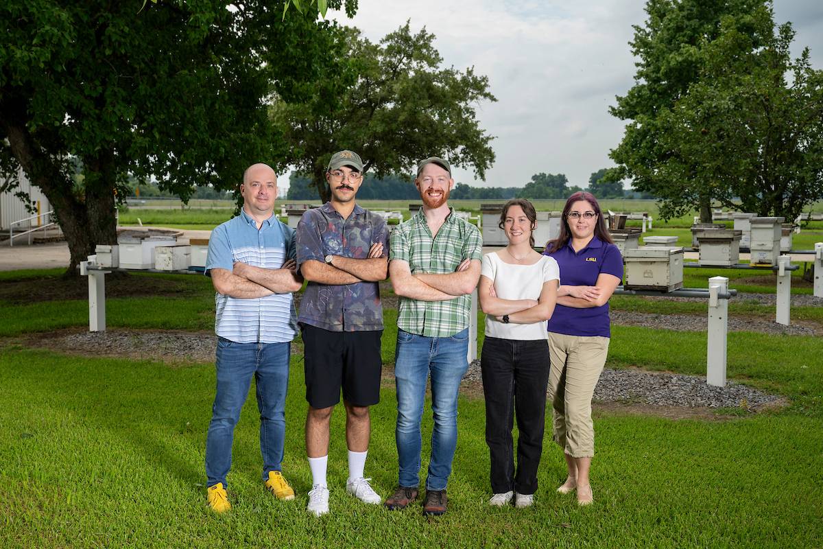 Group of LSU AgCenter and USDA researchers pose at USDA lab
