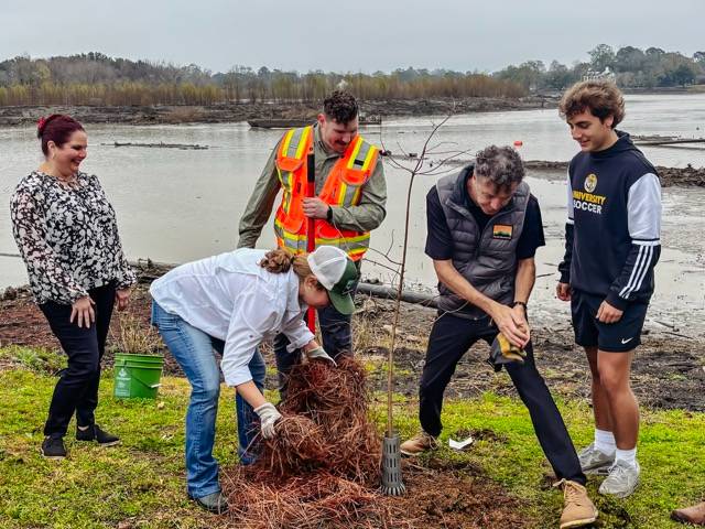 Group plants a tree along LSU Lakes