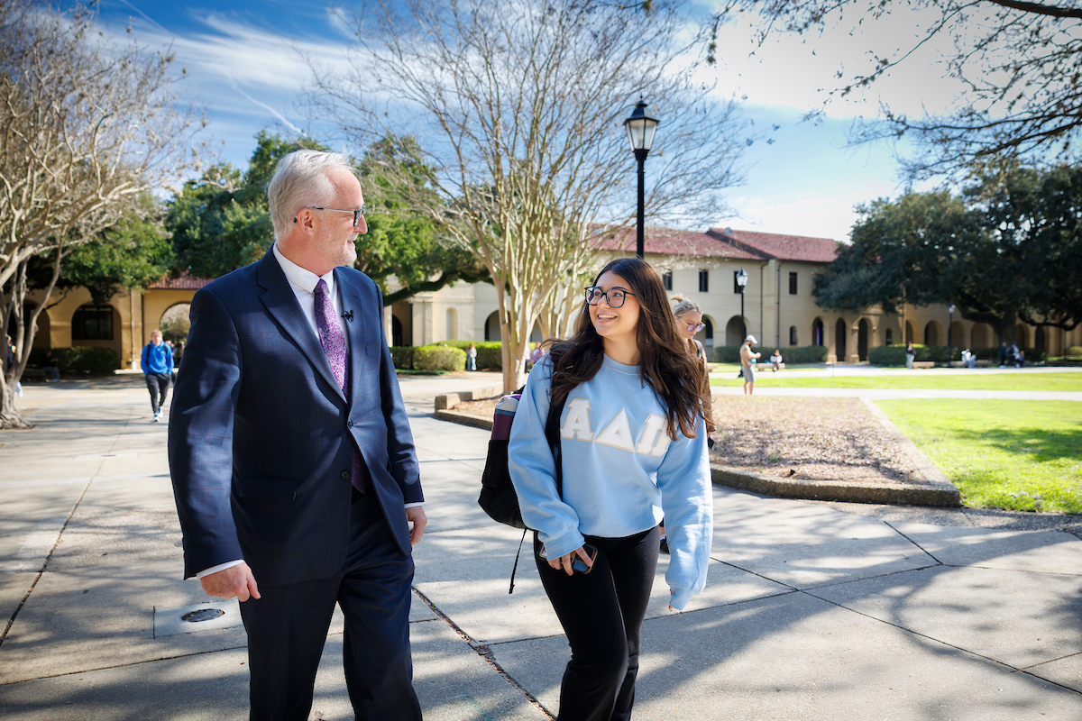 Chancellor Dalton walks and talks with student in LSU Quad