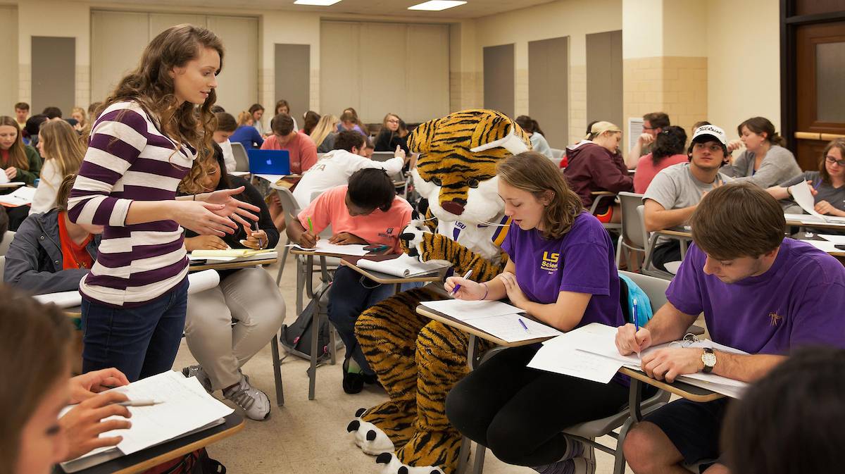 Group of students and Mike the Tiger in a study session