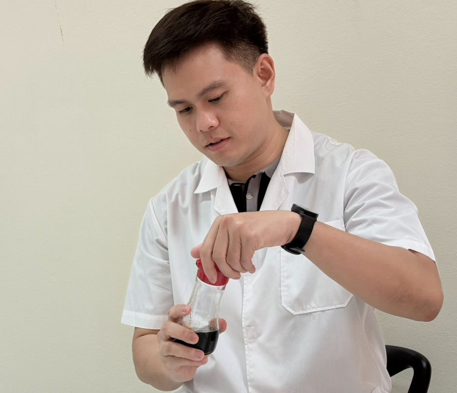 Peerapong Wongthahan with containers of soy sauce