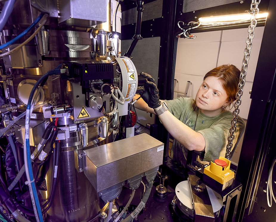 Emma McCarthy adds a sample to the electronic microscope