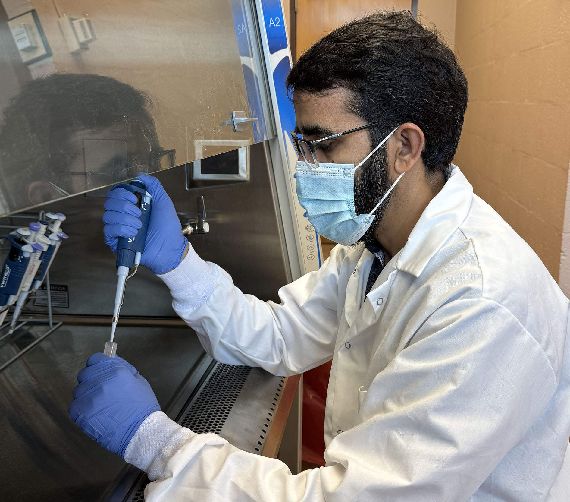 Murtaza Aslam working in lab 