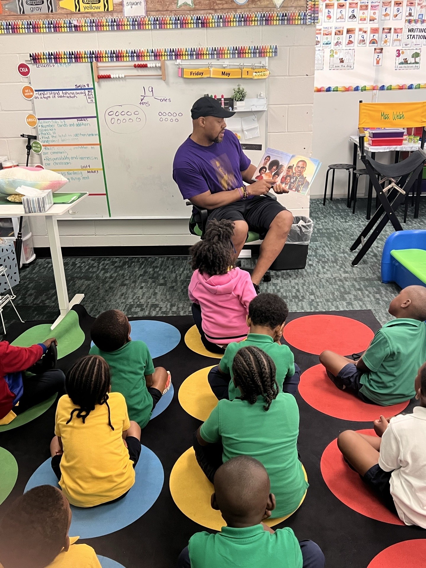Chuck Wiley reading to students in a classroom