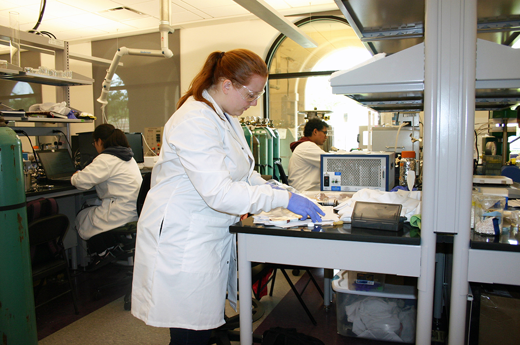 REU students working in lab