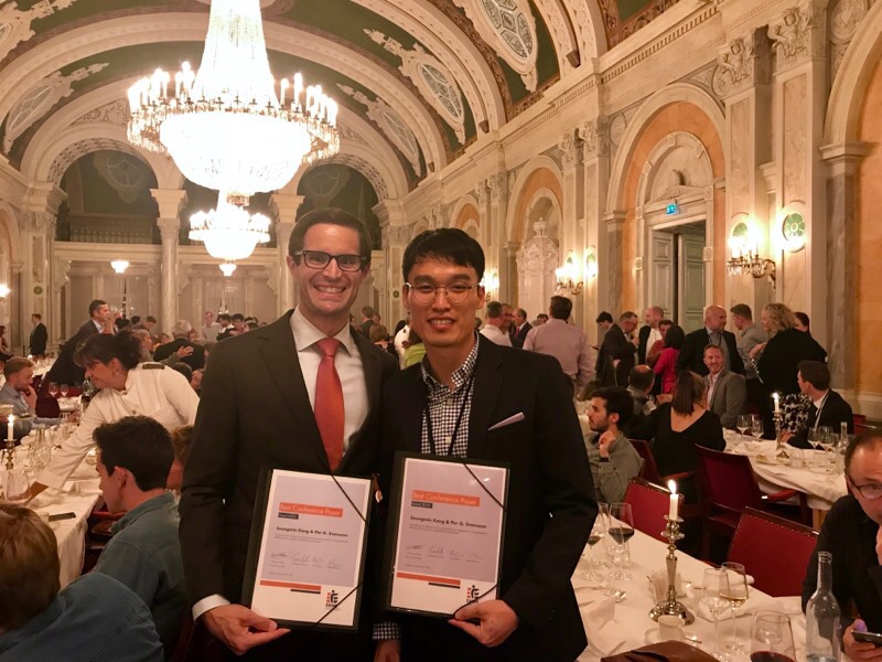 Photo of Dr. Per Svensson and Seungmin Kang at the 2018 European Association for Best Research Paper.