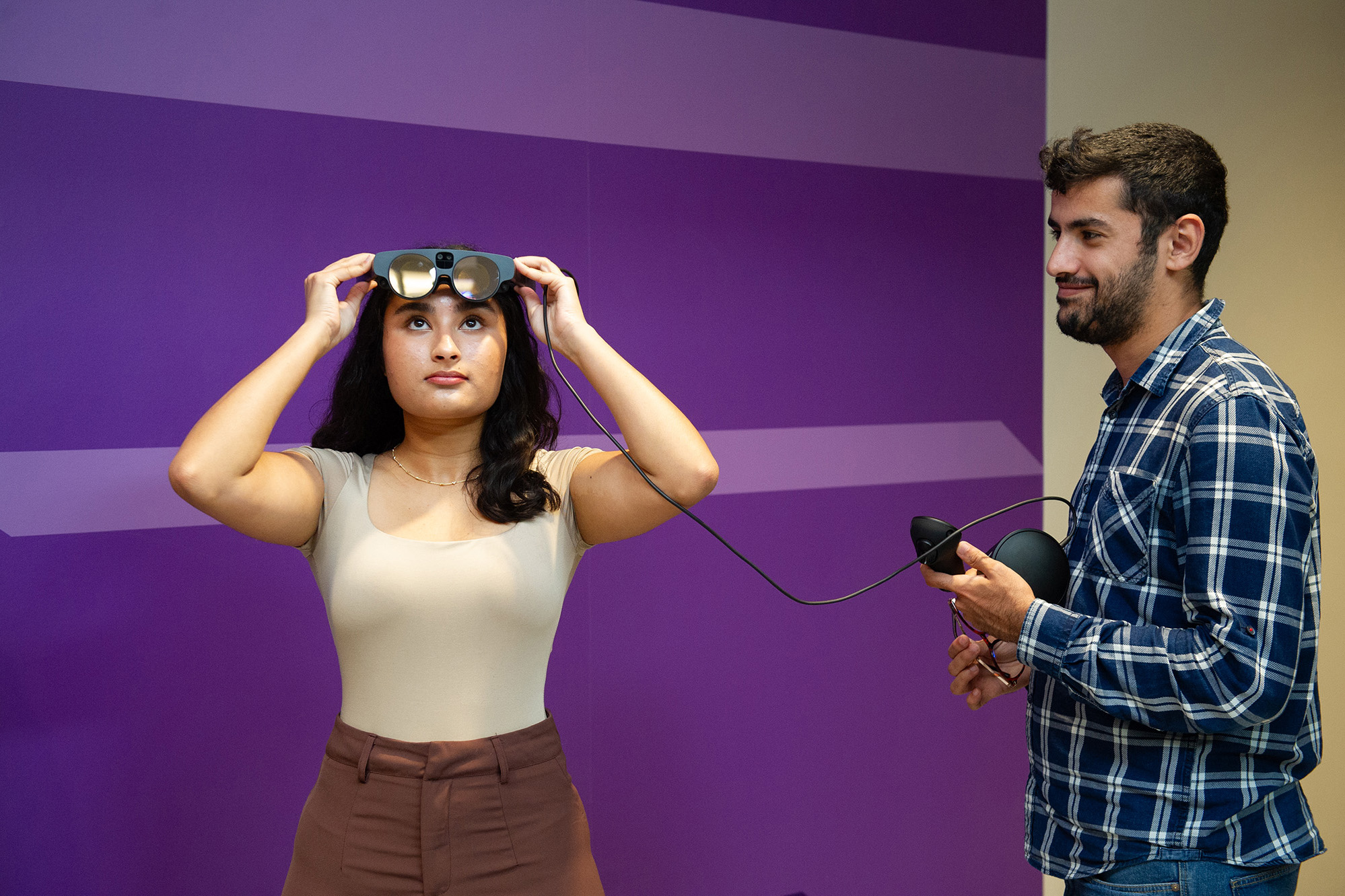 Arushi Ghildiyal takes part in an AR/VR research exercise with fellow computer science student Taha Gharaibeh