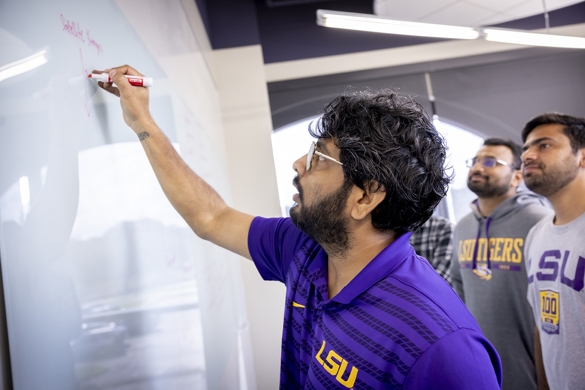 Team fighting wildfires with AI