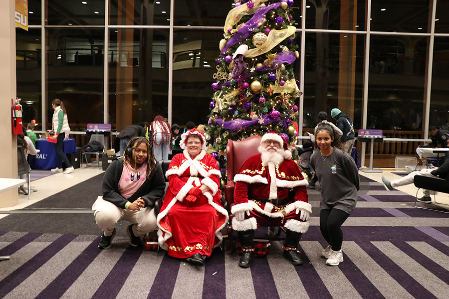 students with Santa and Mrs. Claus